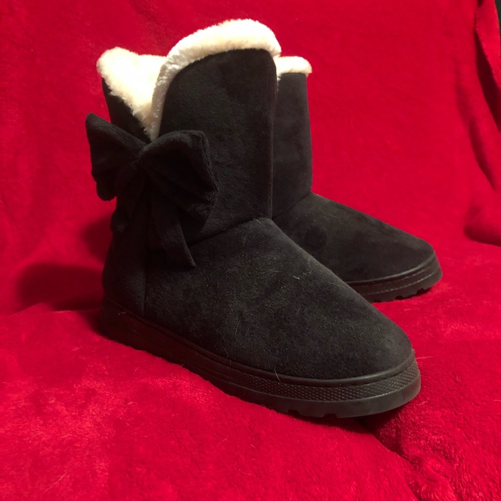 Short fuzzy boots